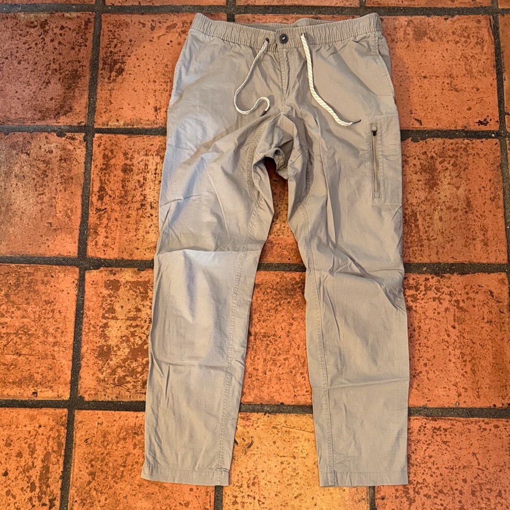 Vuori Men's Gray Pant.